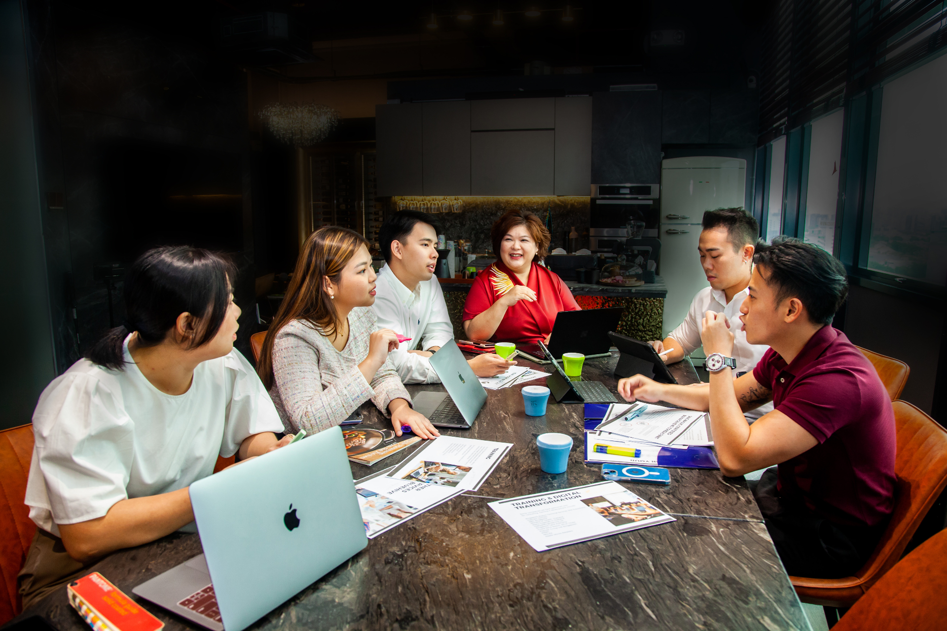 Bluehive senior consultants in diagnostic discussion with SME client